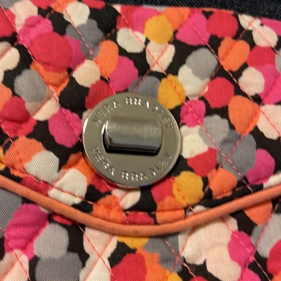 Vera Bradley quilted wristlet 4 interior pockets and 3 card slots and turn lock - Picture 2 of 5